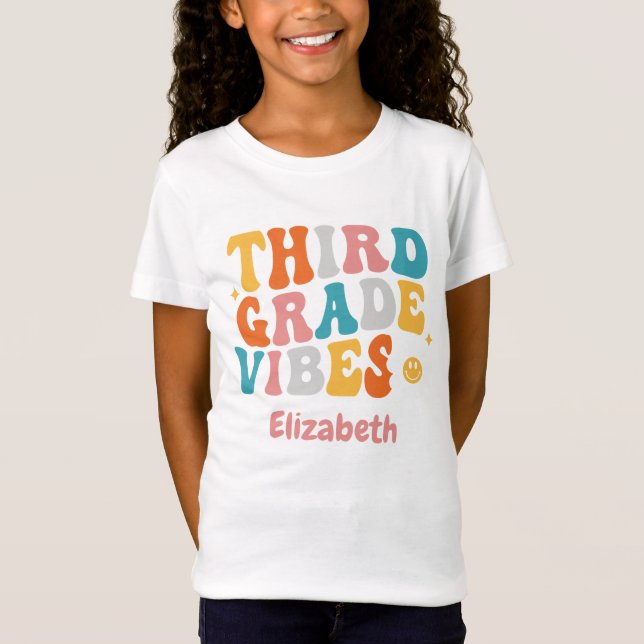 "Tredje Klass Vibes" Groovy Back-to School T-Shirt (Framsida)