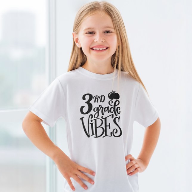 Tredje Klass Vibes-skolan T Shirt (Start the school year out with some fun with this cute 3rd Grade Vibes tshirt.)