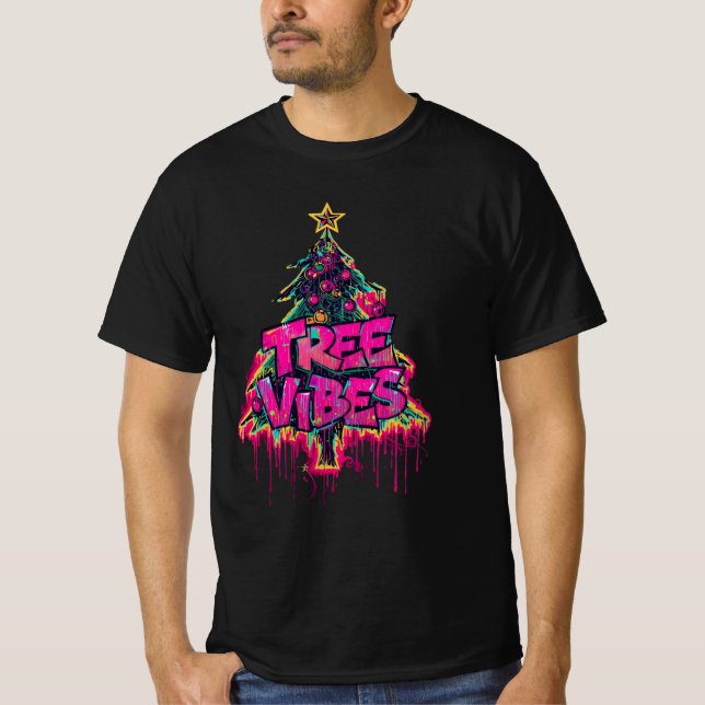 Tree Vibes – Graffiti Christmas Tree Design T Shirt (Framsida)