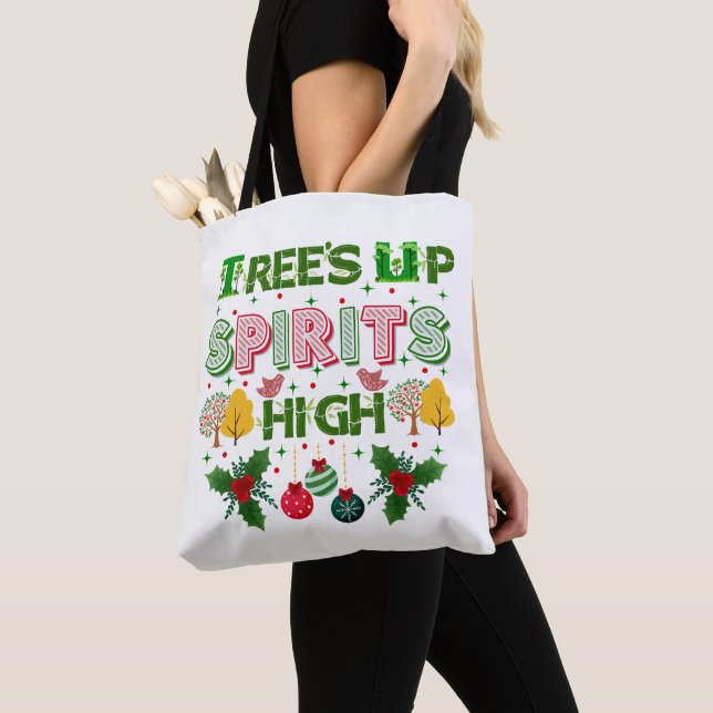 Trees up spirits high christmas holiday graphic tygkasse (Närbild)