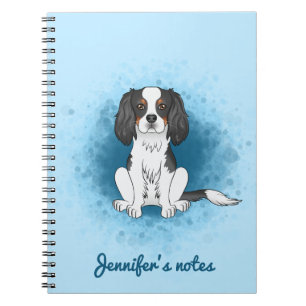 Trefärgad Cavalier King Charles Spaniel Hund På Bl Anteckningsbok