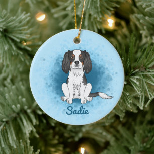 Trefärgad Cavalier King Charles Spaniel Hund På Bl Julgransprydnad Keramik
