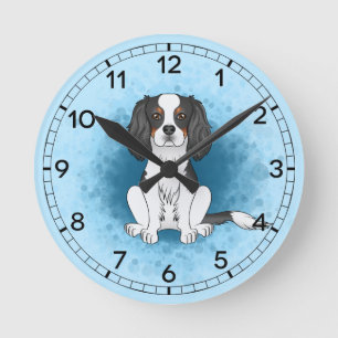 Trefärgad Cavalier King Charles Spaniel Hund På Bl Rund Klocka
