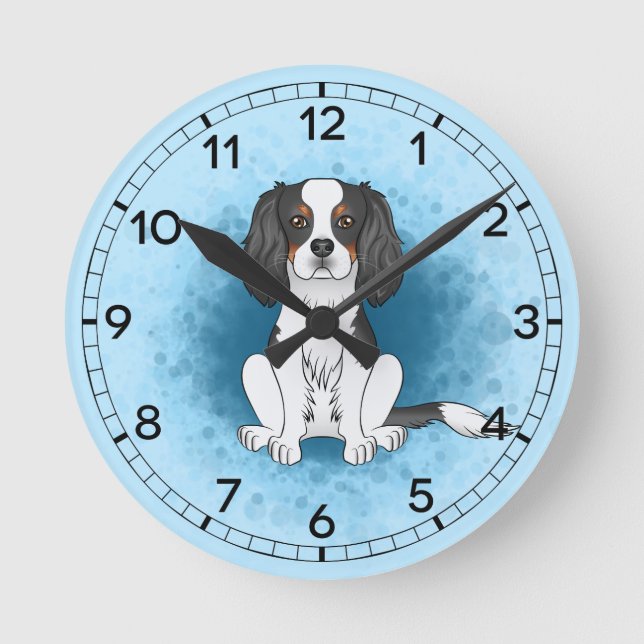 Trefärgad Cavalier King Charles Spaniel Hund På Bl Rund Klocka (Framsida)