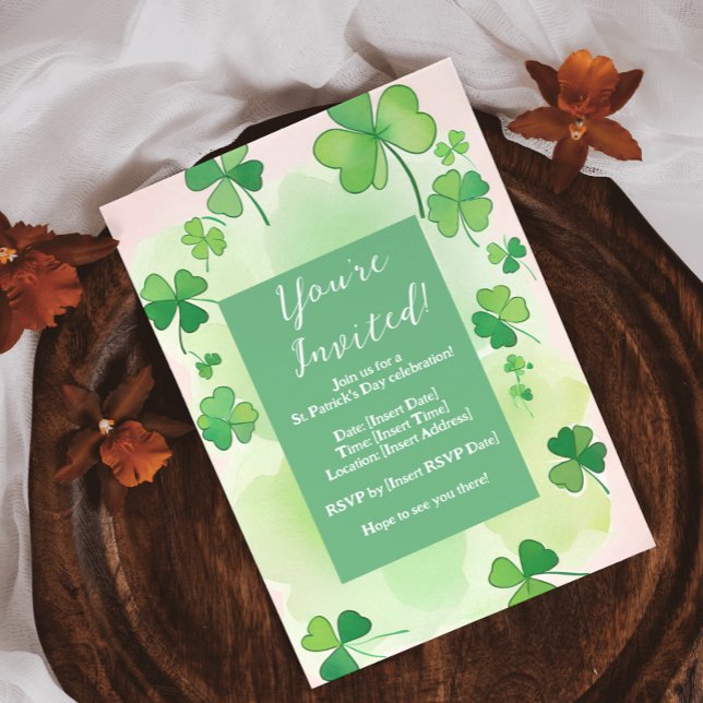 Trekantsbakgrund St. Patrick's Day Inbjudningar (Shamrock Background St. Patrick's Day Invitation)