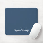 Trend Color Serious Blue Name Mousepad Musmatta<br><div class="desc">Vi presenterar trendfärgen: Seriöst blått. Modern och elegant Mousepad med ett anpassbart namn i ett sött, handskrivet teckensnitt. Dess enkla och rena utformning i ett solitt färg ger en tidlös och klassisk dragningskraft. Utforska vår trend färger för fler produkter i samma färg eller upptäck andra snyggtar som passar din stil....</div>