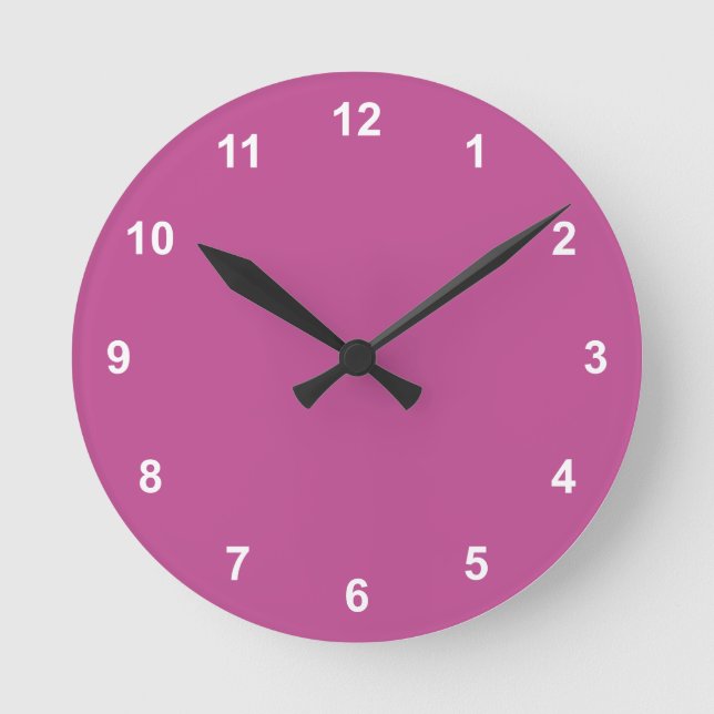 Trend Färg - Berry Rosa Round Clock med nummer Rund Klocka (Framsida)