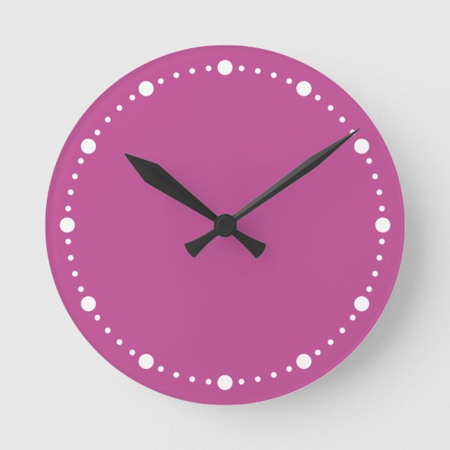 Trend Färg - Berry Rosa White Dots Round Clock Rund Klocka (Framsida)
