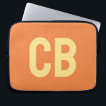 Trend Färg Fresh Tangerine Laptop sleeve<br><div class="desc">Inledning av trendiget vår färg: Fresh Tangerine. Modern och snyggt Laptop sleeve med anpassade monogram i ett minimalistiskt lätt gult. Dess enkla och rena utformning i ett solitt färg ger en tidlös och klassisk dragningskraft. Utforska vår vår-tendens färger för fler produkter i samma färg eller hitta andra snyggtar som passar...</div>