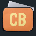 Trend Färg Fresh Tangerine Laptop sleeve<br><div class="desc">Inledning av trendiget vår färg: Fresh Tangerine. Modern och snyggt Laptop sleeve med anpassade monogram i ett minimalistiskt lätt gult. Dess enkla och rena utformning i ett solitt färg ger en tidlös och klassisk dragningskraft. Utforska vår vår-tendens färger för fler produkter i samma färg eller hitta andra snyggtar som passar...</div>