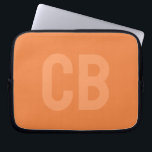 Trend Färg Fresh Tangerine Laptop sleeve<br><div class="desc">Inledning av trendiget vår färg: Fresh Tangerine. Modern och snyggt Laptop sleeve med anpassade monogram i ett minimalistiskt lätt orange. Dess enkla och rena utformning i ett solitt färg ger en tidlös och klassisk dragningskraft. Utforska vår vår-tendens färger för fler produkter i samma färg eller hitta andra snyggtar som passar...</div>