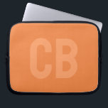 Trend Färg Fresh Tangerine Laptop sleeve<br><div class="desc">Inledning av trendiget vår färg: Fresh Tangerine. Modern och snyggt Laptop sleeve med anpassade monogram i ett minimalistiskt lätt orange. Dess enkla och rena utformning i ett solitt färg ger en tidlös och klassisk dragningskraft. Utforska vår vår-tendens färger för fler produkter i samma färg eller hitta andra snyggtar som passar...</div>