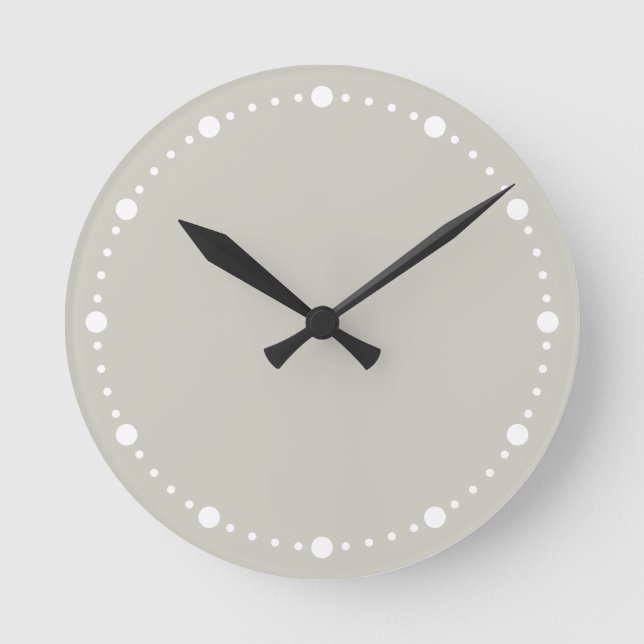 Trend Färg Light Silver Grått & Dots Round Clock C Rund Klocka (Framsida)