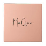 Trend Färg - Mjuk persikoplatta Namn keramiska pla Kakelplatta<br><div class="desc">Vi presenterar trendigets vår-skuggning: Mjuk pastellpersika. Öka din hemdekoration med vår moderna och snyggt keramiska plattor, som har ett anpassade namn i ett charmigt handskrivet teckensnitt, tittar som en namnteckning. Dess elegant och minimalistiska utformning i fast färg utesluter tidlös appell, skapar den perfekt för personlig använda eller som en tänkbar...</div>