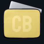 Trend Färg Soft Gult Laptop sleeve<br><div class="desc">Inledning av trendiget vår färg: Mjuk Gult. Modern och snyggt Laptop sleeve med anpassade monogram i ett minimalistiskt typsnitt. Dess enkla och rena utformning i ett solitt färg ger en tidlös och klassisk dragningskraft. Utforska vår vår-tendens färger för fler produkter i samma färg eller hitta andra snyggtar som passar ditt...</div>