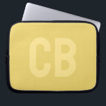 Trend Färg Soft Gult Laptop sleeve<br><div class="desc">Inledning av trendiget vår färg: Mjuk Gult. Modern och snyggt Laptop sleeve med anpassade monogram i ett minimalistiskt typsnitt. Dess enkla och rena utformning i ett solitt färg ger en tidlös och klassisk dragningskraft. Utforska vår vår-tendens färger för fler produkter i samma färg eller hitta andra snyggtar som passar ditt...</div>