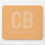 Trend Färg Soft Orange Namn Mousepad Musmatta<br><div class="desc">Inledning av trendiget vår färg: Mjuk Orange. Modern och snyggt Mousepad med anpassade två brev monogram och namn med ett minimalistiskt typsnitt. Dess enkla och rena utformning i ett solitt färg ger en tidlös och klassisk dragningskraft. Utforska vår vår-tendens färger för fler produkter i samma färg eller hitta andra snyggtar...</div>