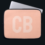 Trend Färg Soft Peach Laptop sleeve<br><div class="desc">Inledning av trendiget vår färg: Mjuk persika. Modern och snyggt Laptop sleeve med anpassade monogram i ett minimalistiskt typsnitt. Dess enkla och rena utformning i ett solitt färg ger en tidlös och klassisk dragningskraft. Utforska vår vår-tendens färger för fler produkter i samma färg eller hitta andra snyggtar som passar ditt...</div>