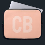 Trend Färg Soft Peach Laptop sleeve<br><div class="desc">Inledning av trendiget vår färg: Mjuk persika. Modern och snyggt Laptop sleeve med anpassade monogram i ett minimalistiskt typsnitt. Dess enkla och rena utformning i ett solitt färg ger en tidlös och klassisk dragningskraft. Utforska vår vår-tendens färger för fler produkter i samma färg eller hitta andra snyggtar som passar ditt...</div>