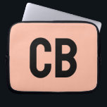 Trend Färg Soft Peach Laptop sleeve<br><div class="desc">Inledning av trendiget vår färg: Mjuk persika. Modern och snyggt Laptop sleeve med anpassade monogram i ett klassiskt svart minimalistiskt teckensnitt. Dess enkla och rena utformning i ett solitt färg ger en tidlös och klassisk dragningskraft. Utforska vår vår-tendens färger för fler produkter i samma färg eller hitta andra snyggtar som...</div>