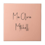 Trend Färg Soft Peach Namn Ceramic Tile Kakelplatta<br><div class="desc">Vi presenterar trendigets vår-skuggning: Mjuk pastellpersika. Öka din hemdekoration med vår moderna och snyggt keramiska plattor, som har ett anpassade namn i ett charmigt handskrivet typsnitt i klassisk svart, tittar som en namnteckning. Dess elegant och minimalistiska utformning i färg är ett exempel på tidlös lockelse, skapar perfekt för personlig använda...</div>