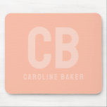 Trend Färg Soft Peach Namn Mousepad Musmatta<br><div class="desc">Inledning av trendiget vår färg: Mjuk persika. Modern och snyggt Mousepad med anpassade två brev monogram och namn med ett minimalistiskt typsnitt. Dess enkla och rena utformning i ett solitt färg ger en tidlös och klassisk dragningskraft. Utforska vår vår-tendens färger för fler produkter i samma färg eller hitta andra snyggtar...</div>