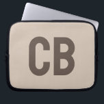 Trend Färg Soft Taupe Laptop sleeve<br><div class="desc">Inledning av trendiget vår färg: Mjuk krut. Modern och snyggt Laptop sleeve med anpassade monogram i ett klassiskt brunt minimalistiskt teckensnitt. Dess enkla och rena utformning i ett solitt färg ger en tidlös och klassisk dragningskraft. Utforska vår vår-tendens färger för fler produkter i samma färg eller hitta andra snyggtar som...</div>