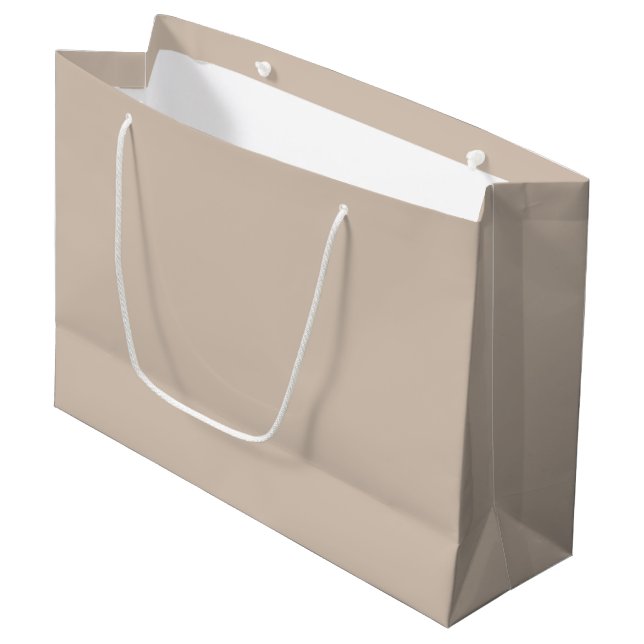 Trend Färg - Soft Taupe Large Gift Bag (Framsidan Vinklad)