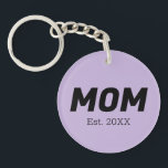Trend Färg - Soft Violet Keychain<br><div class="desc">Inledning av trendiget vår färg: Mjukt våld. Denna moderna och snyggt nyckelkedja med anpassade, mamma, har fastställt datum. Den enkla och rena designen i solid färger erbjuder en tidlös appell, perfekt för att lägga till lite färg till dina vardagsbehov. Utforska vår trendutveckling i vår färg för fler produkter i samma...</div>
