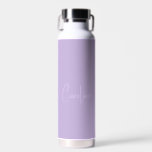 Trend Färg Soft Violet Namn Vattenflaska<br><div class="desc">Inledning av trendiget vår färg: Mjukt våld. Modern Vattenflaska och snyggt med anpassade namn i ett modernt teckensnitt och lätt lila färg. Dess enkla och rena utformning i ett solitt färg ger en tidlös och klassisk dragningskraft. Utforska vår vår-tendens färger för fler produkter i samma färg eller hitta andra snyggtar...</div>