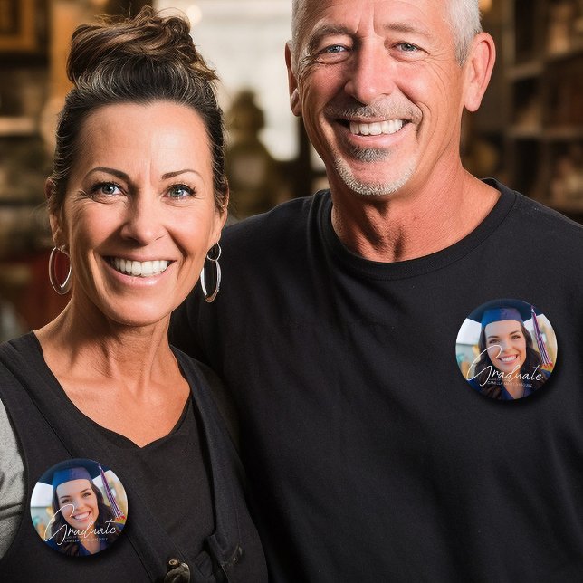 Trendig 2023 examensfoto vit skrift anpassad knapp (Skapare uppladdad)