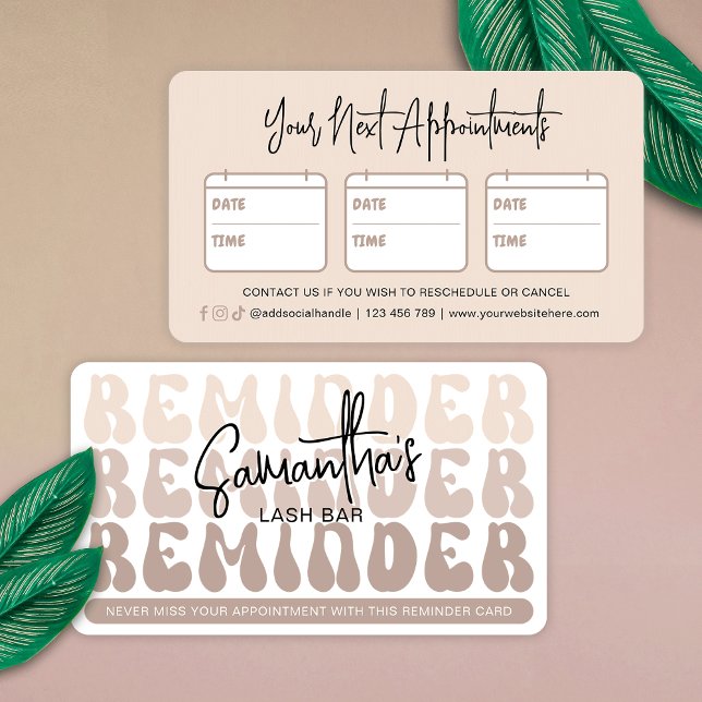 Trendig Beige Retro Cosmetolog Beauty Salon Spa Tidsbeställning Kort (Trendy beige and white appointment reminder card featuring modern fonts and cream colors )
