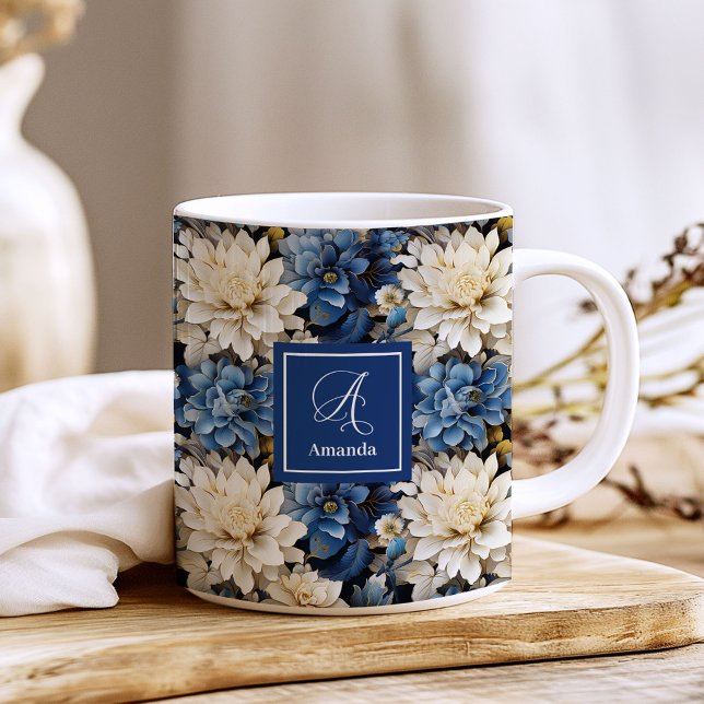 Trendig blå elfenbensfärgad blommig personlig kopp (Trendy Blue Ivory Flowers Personalized Coffee Mug)