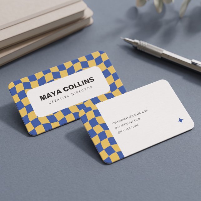 Trendig Blå Gul Vågig Rutig Visitkort (Simulated business cards on table)