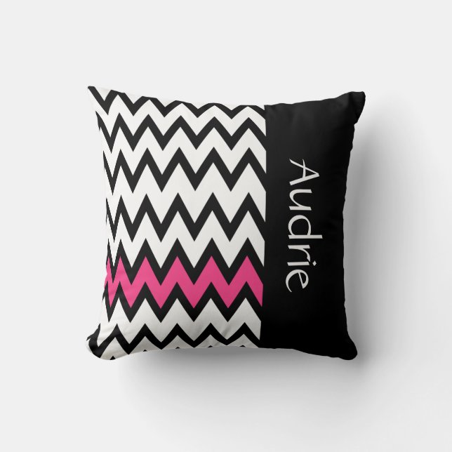 Trendig Black and White Chevron Rosa med Namn Kudde (Framsida)