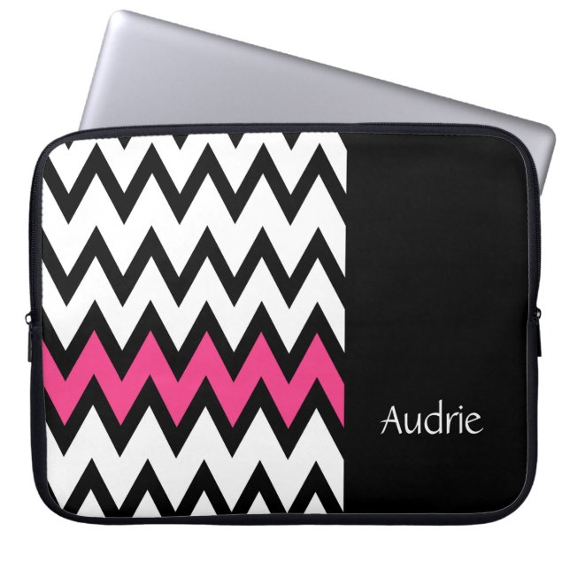Trendig Black and White Chevron Rosa med Namn Laptop Sleeve (Framsidan)