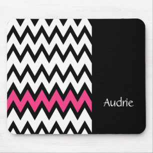 Trendig Black and White Chevron Rosa med Namn Musmatta
