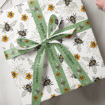 Trendig Black Buzzing Honeybee för Vår och sommar Presentpapper<br><div class="desc">Ge liv åt naturens skönhet med vår smekande honungsbin mönster, med handritade illustrationer av Nathalie Portet. Gult Cosmos blommor blommar mot ett kritiskt vitt bakgrund och skapar en munter och vismisk scen. Perfekt för födelsedagar och sommardagar i Vår, naturentusiaster, älskare, trädgårdsmästare, möhippor och babyduschar med honungsbin. Med den här fina,...</div>