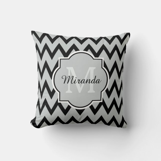 Trendig Black Grått Chevron Zigzag Namn och Monogr Kudde (Framsida)
