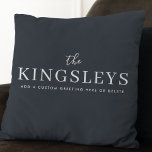 Trendig Black Snyggt Modern Bold Typograhy Namn Kudde<br><div class="desc">En snyggt,  en trendig,  en modern helgdag med ditt efternamn som finns i klassisk typografi parad med handskript i vitt med en fantastisk mörk blått av svart funktion färg. En slående minimidesign för att stå ut från kronan denna julsäsong!</div>