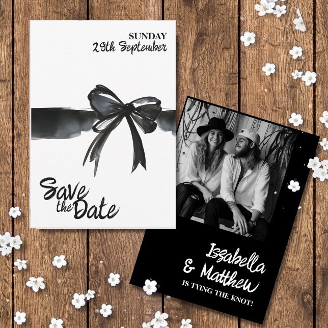 Trendig Black White Bow Modern Simple Bröllop OSA Kort (save the date cards with Watercolor bow black white for elegant modern simple wedding photo custom )