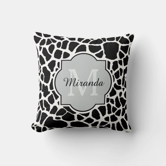 Trendig Black White Giraffe Print Monogrammed Namn Kudde (Framsida)