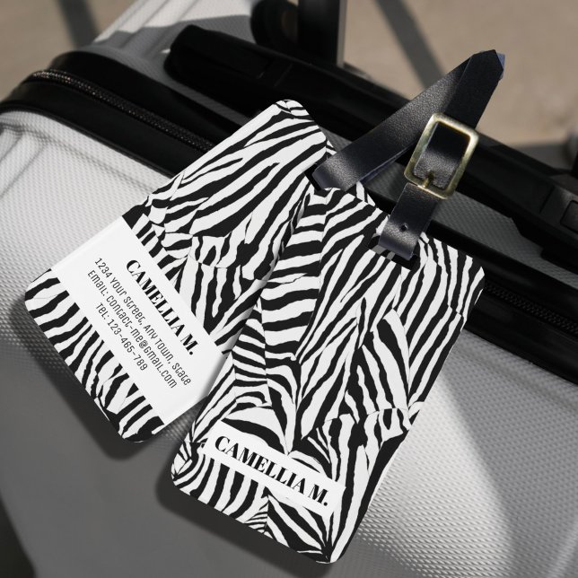 Trendig Black White Zebra Skin Mönster Anpassnings Bagagebricka (The trendy zebra luggaga tag design in black and white is a never-get-old trend. )