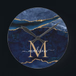Trendig Blått Guld-agate Geode Glitter monogram Rund Klocka<br><div class="desc">Modern Glam Navy Blue Guld Glitter Gnistra Agate Geode Gemstone Elegant Feminine Monogram Script-klockor för Namn</div>