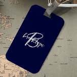 Trendig Blue Grått White Script Monogram Bagagebricka<br><div class="desc">Den här elegantens bagagemärke för personlig har ett monogram och första namn i det moderna grått- och vita skript på en marin blå bakgrund.</div>