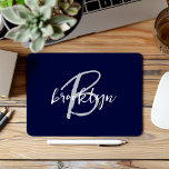 Trendig Blue Grått White Script Monogram Musmatta<br><div class="desc">Den här personligen har ett monogram och första namn i det moderna grått- och vitskript på marin elegant.</div>