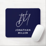 Trendig Blue Monogram Musmatta<br><div class="desc">Den här moderna och minimalistiska musmattan har ett monogram av anpassadet på en ren marin blå bakgrund. Den eleganta designen ger en aning sofistikering på vilken arbetsyta som helst. Den högkvalitativa, halkfria basen ger en stabil och bekväm yta för musen. Anpassa med ditt eget initialer för ett verkligt unikt tillbehör....</div>