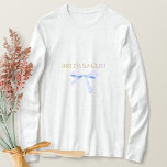 Trendig Blue Ribbon Bröllop T Shirt<br><div class="desc">En minnesvärd keepy. Den här söt T-shirten har ett vackert,  dammigt,  blått vattenfärgsband bredvid ett contemporary-teckensnitt i ett chic faux gyllene färg-teckensnitt. Valfri text längst bak för att inkludera varje enskild brudgumms namn.</div>