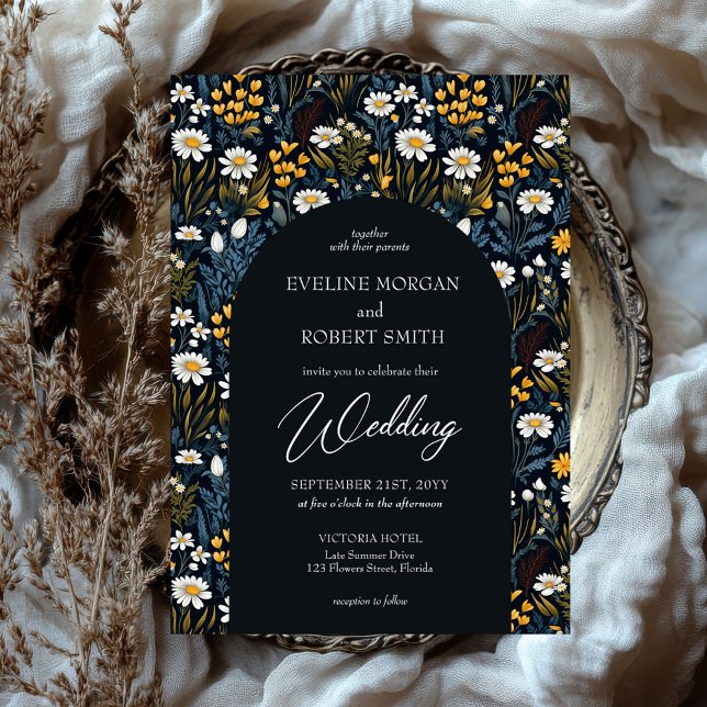 Trendig Boho vita prästkragar vilda blommor marinb Inbjudningar (Retro groovy flat wild flowers white daisies navy arch wedding invitation)