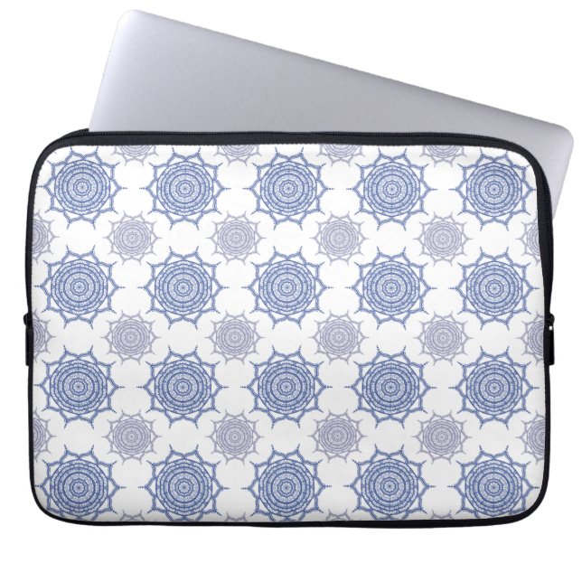 Trendig Boho Winter Blue, White Mandala Mönster Ze Laptop Fodral (Framsidan)